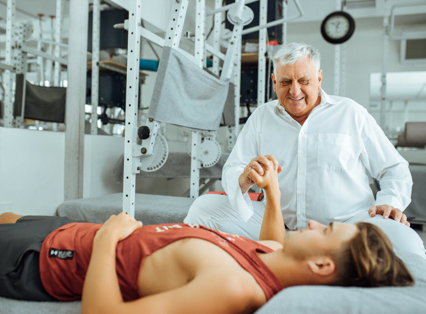 Основа системы профессора, доктора медицинских наук Евгения Блюма – восстановление здоровья биомеханическими методами. Работа проводится на авторских тренажерных модулях.